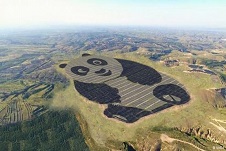 Fotó. Egy napelempark létesítése nagy feladat, különösen, ha mintát is viszünk bele. Ez a panda formájú park Kínában található.